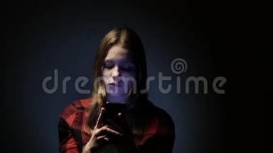 愤怒的青少年在她的手机智能手机上聊天。 4UHDK